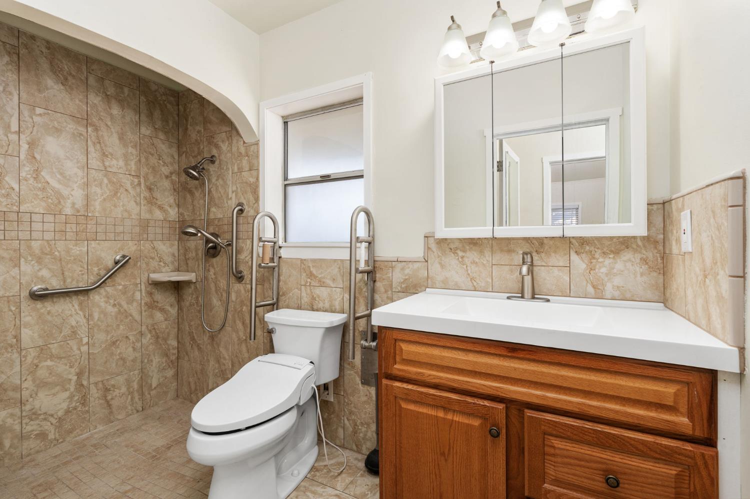 1816 N Vagedes Ave, Fresno, CA 93705