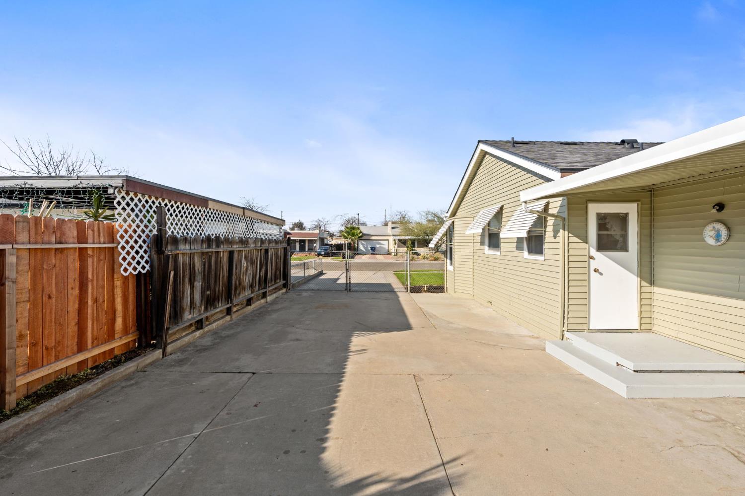 1816 N Vagedes Ave, Fresno, CA 93705