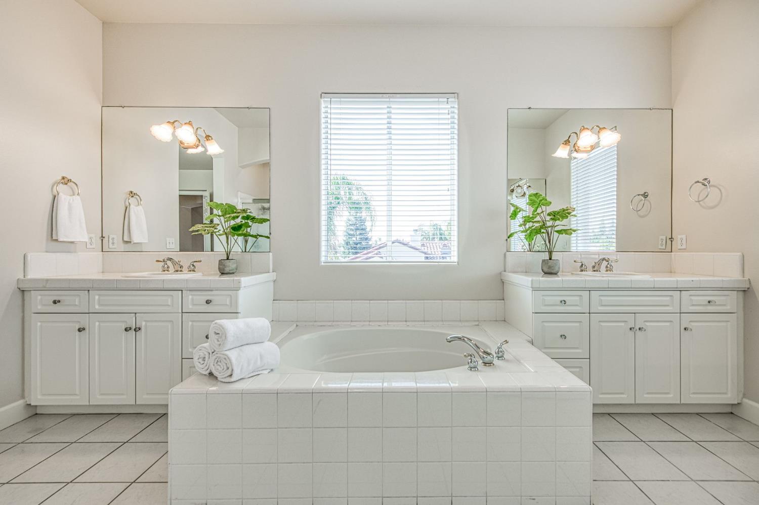 1420 N Dewitt Ave, Clovis, CA 93619