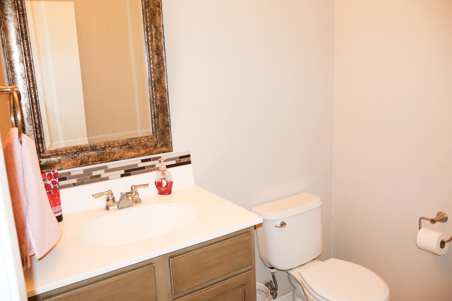 1348 Apple Ct, Madera, CA 93638