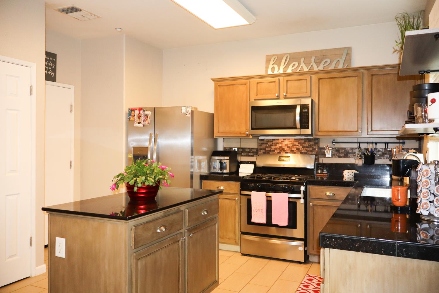 1348 Apple Ct, Madera, CA 93638