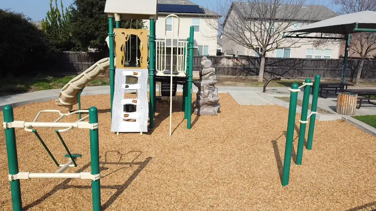 1348 Apple Ct, Madera, CA 93638