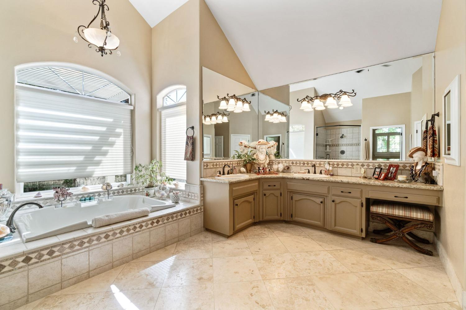 10595 E San Felipe Ave, Clovis, CA 93619