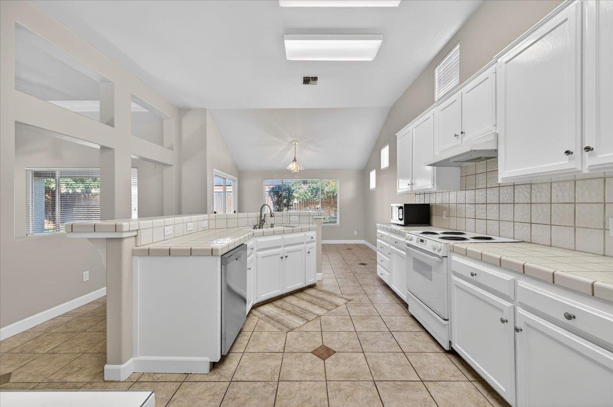 5950 W Chennault Ave, Fresno, CA 93722