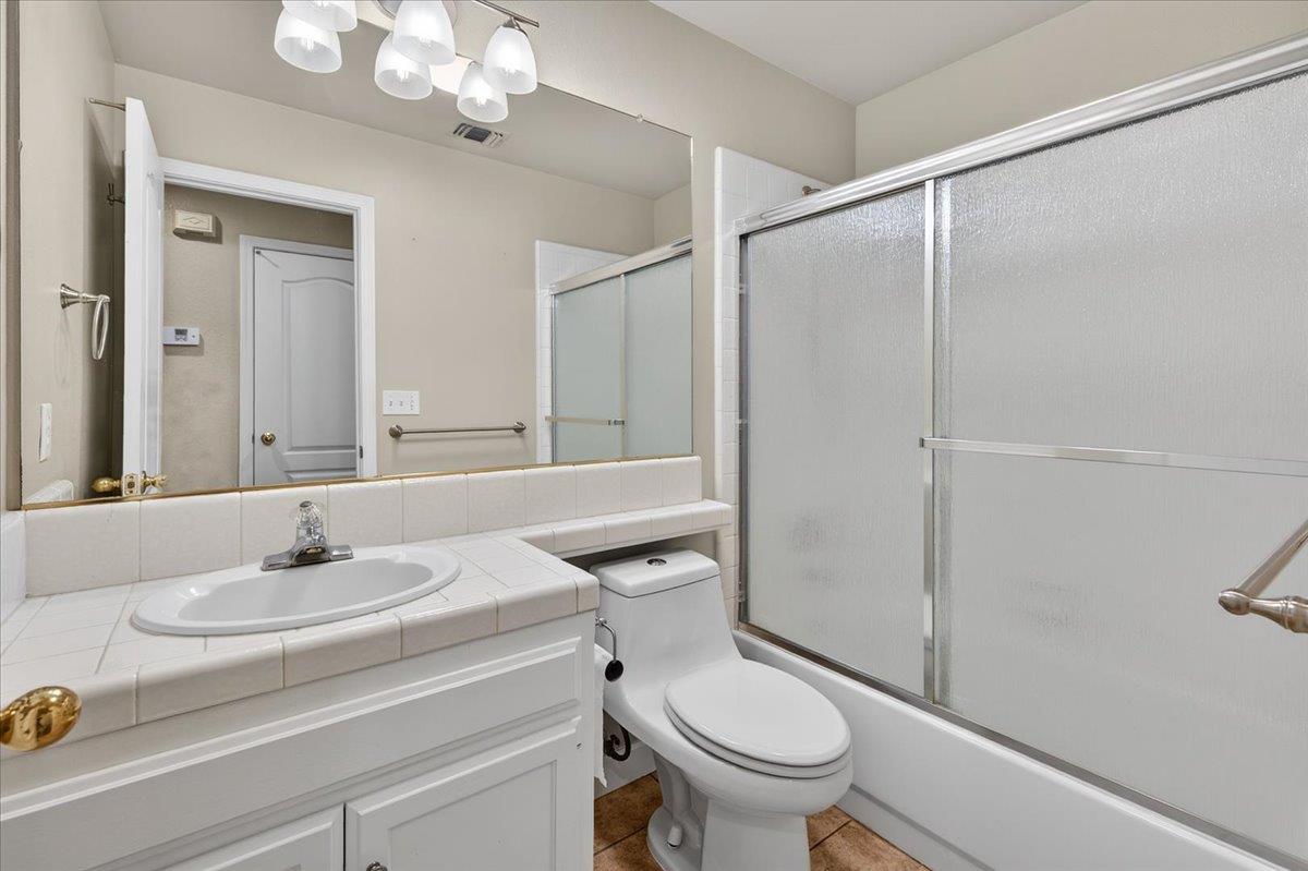 5950 W Chennault Ave, Fresno, CA 93722