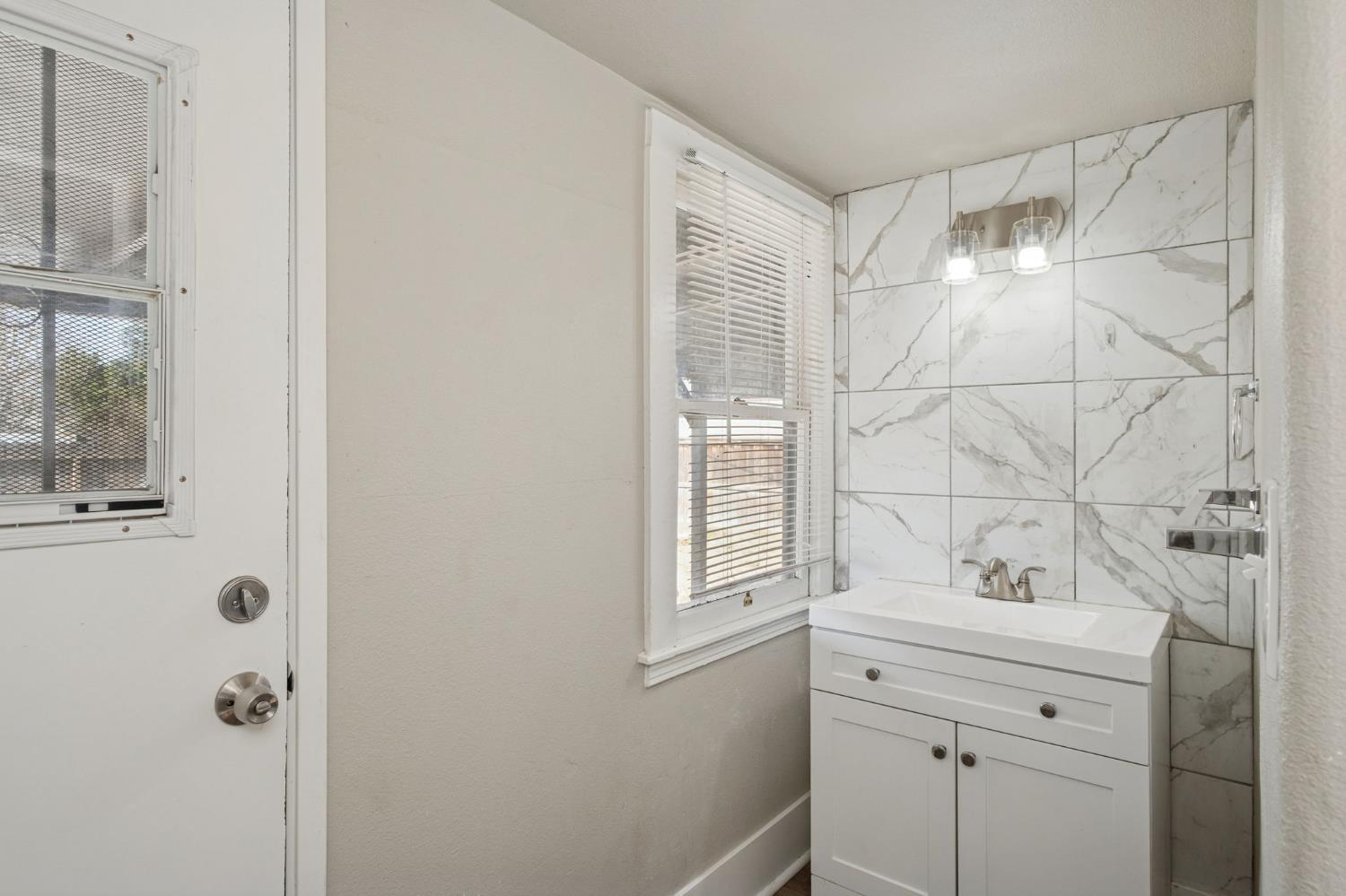 1619 N Arthur Ave, Fresno, CA 93705