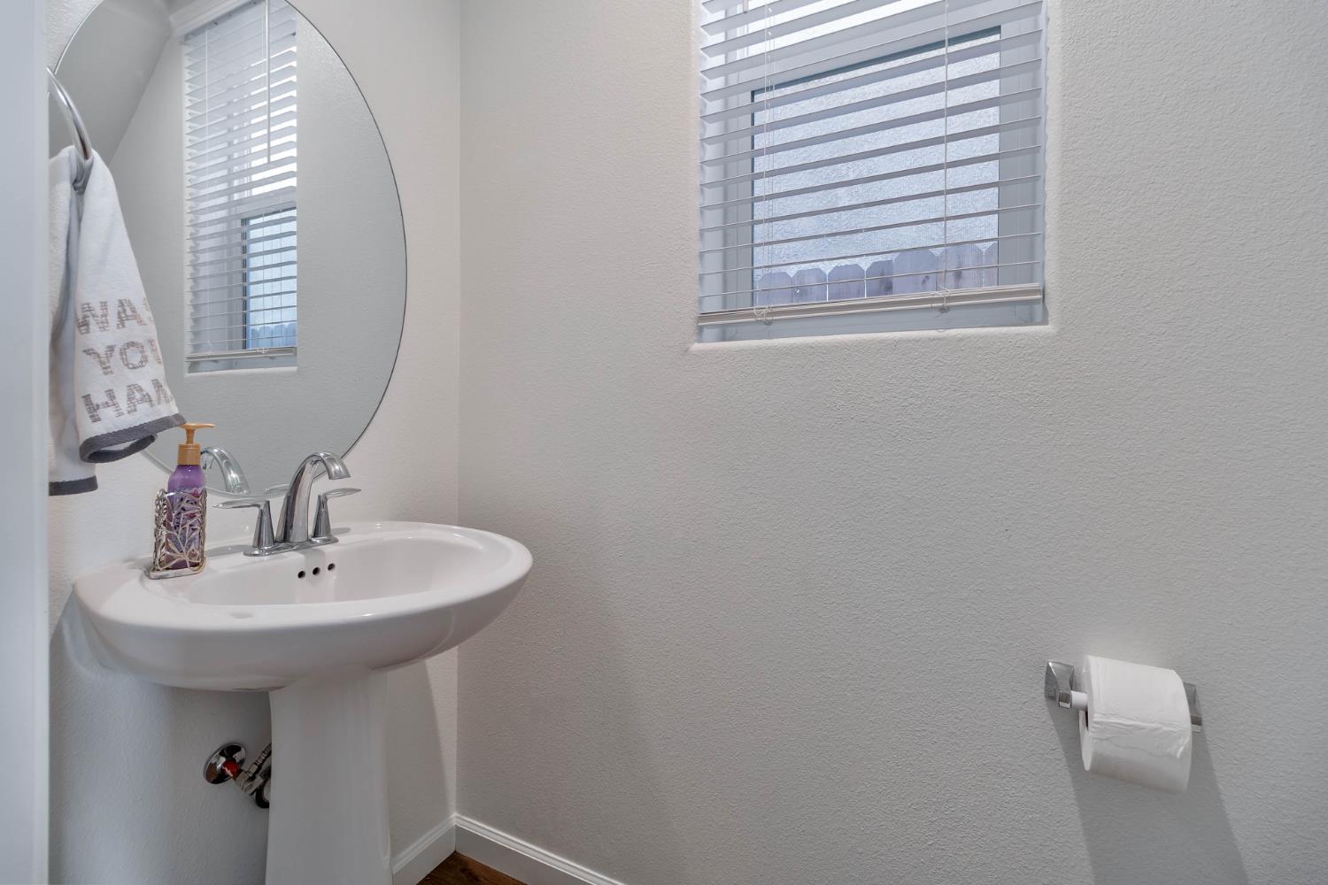 915 Winchell Way W, Madera, CA 93636