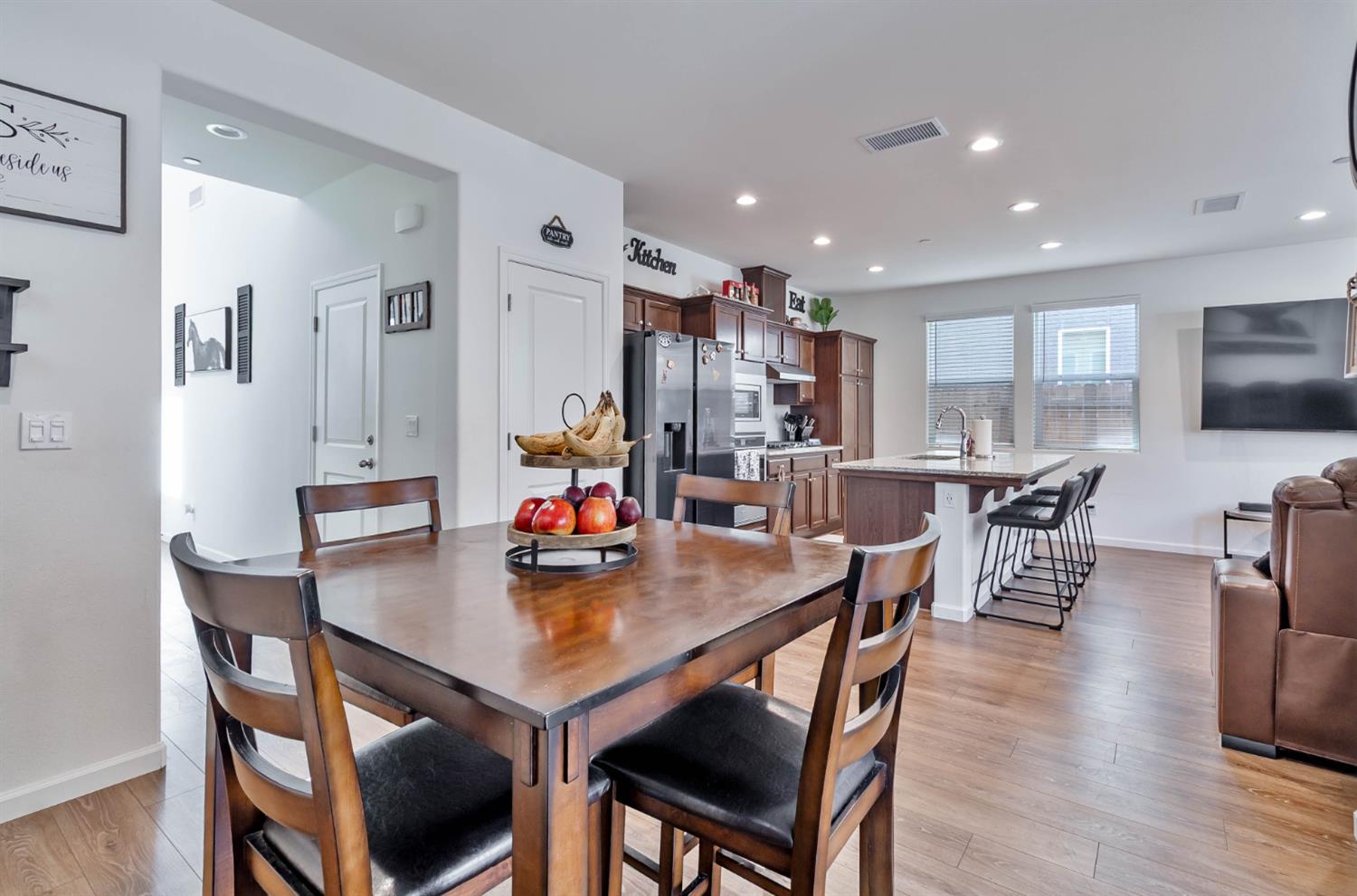 915 Winchell Way W, Madera, CA 93636