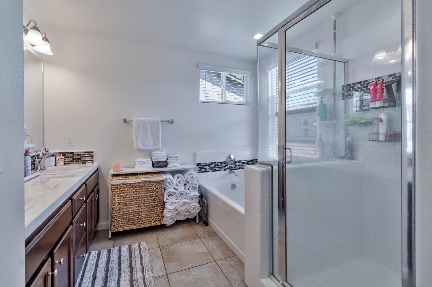 915 Winchell Way W, Madera, CA 93636