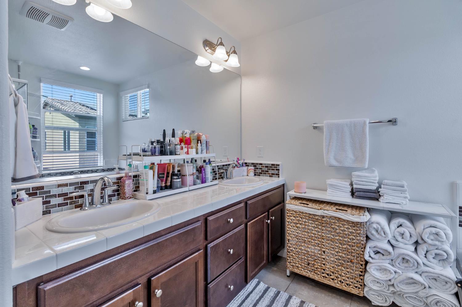 915 Winchell Way W, Madera, CA 93636