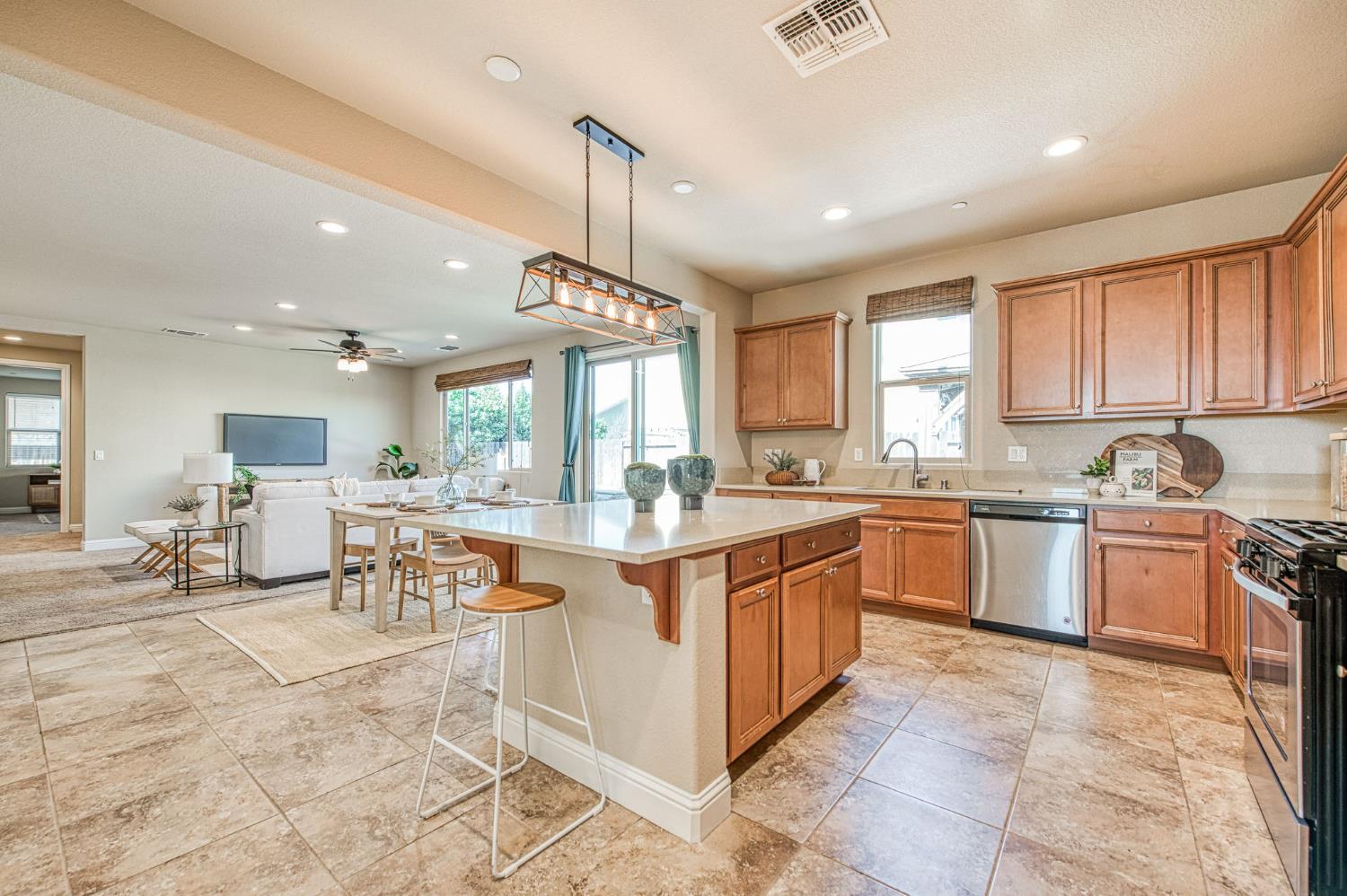 7280 E Berkeley Ave, Fresno, CA 93737