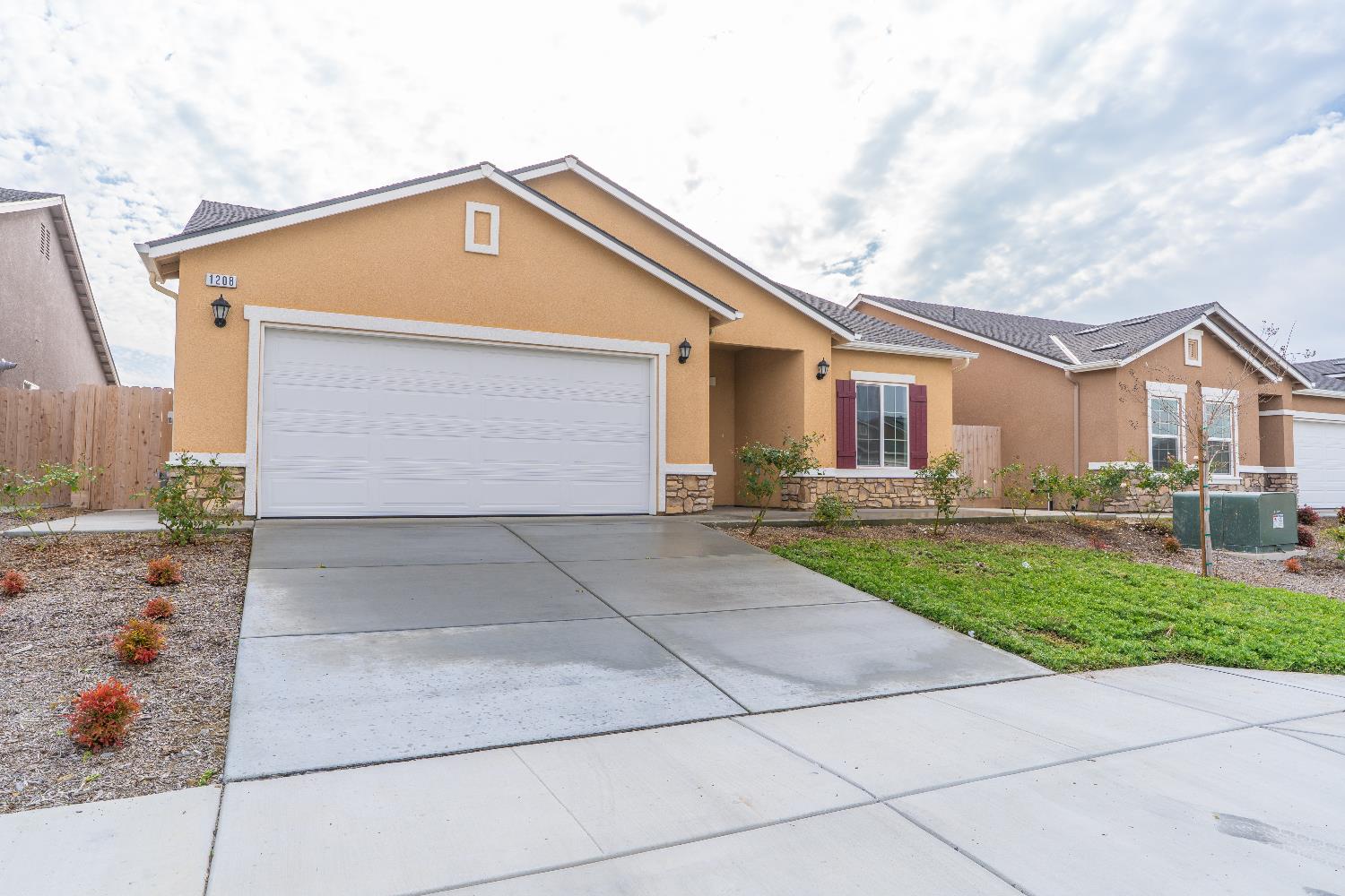 1208 E Orange St, Avenal, CA 93204