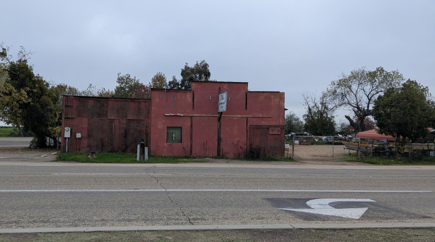 1950 N Academy Ave, Sanger, CA 93657