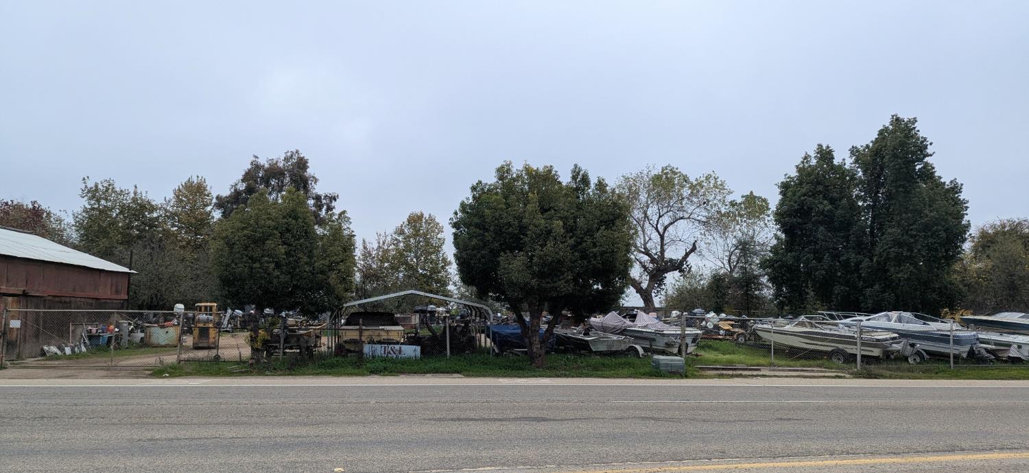 1950 N Academy Ave, Sanger, CA 93657