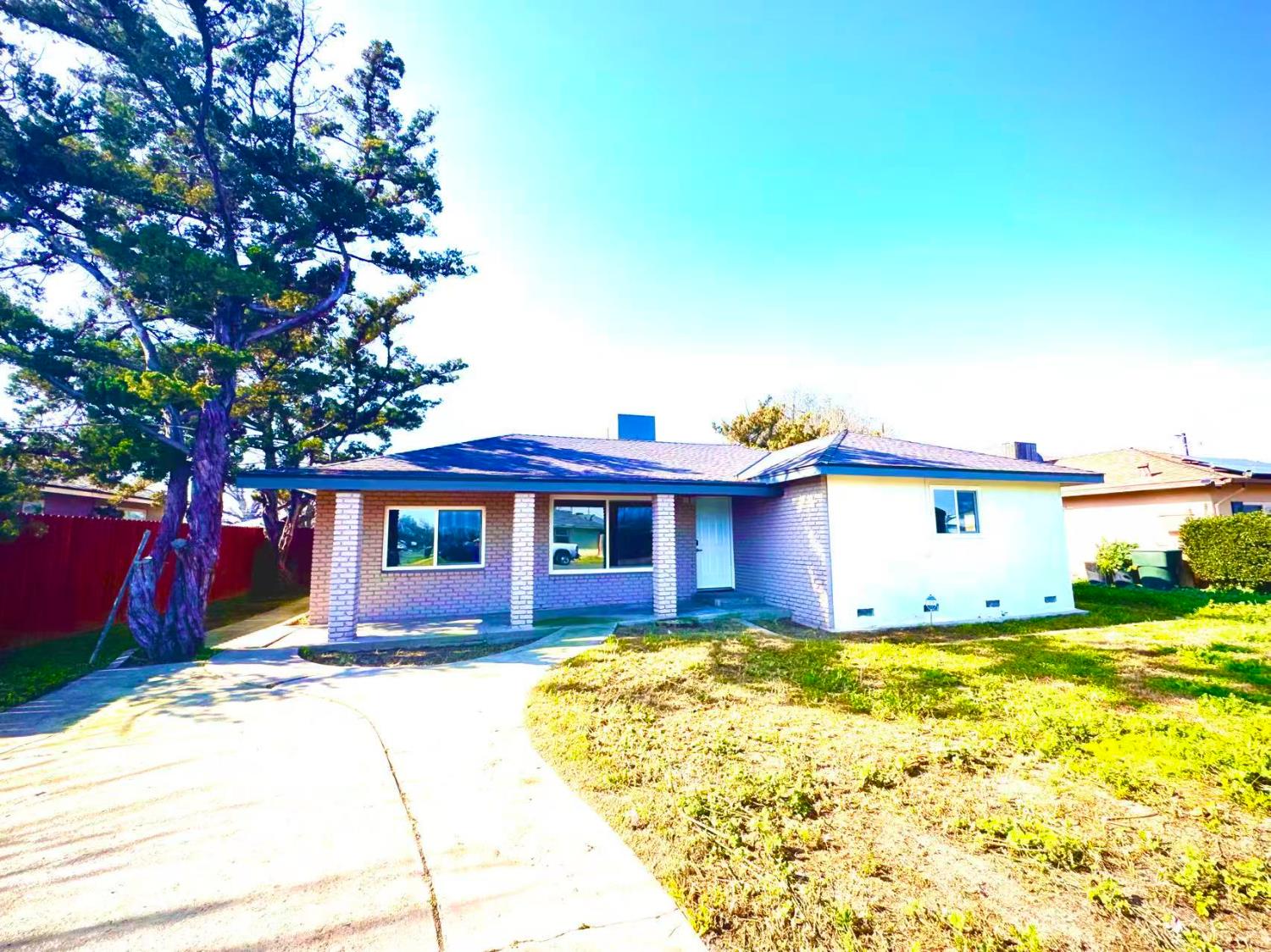 2002 N Woodridge Way, Hanford, CA 93230