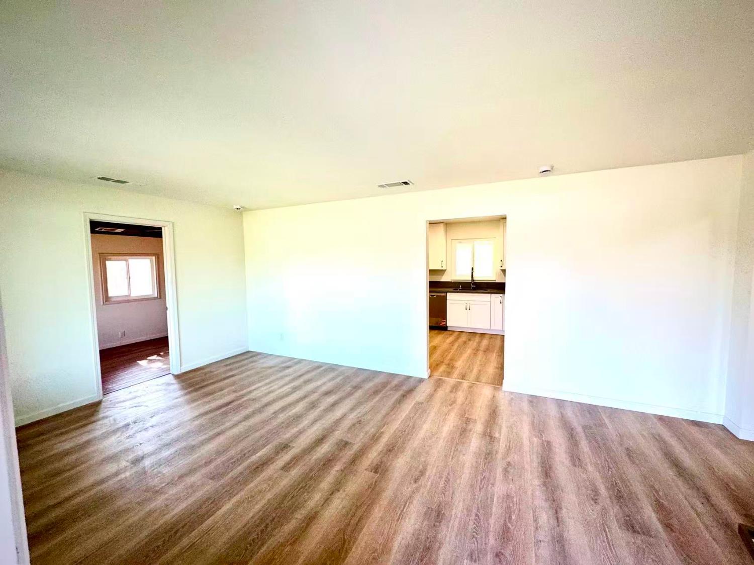 2002 N Woodridge Way, Hanford, CA 93230