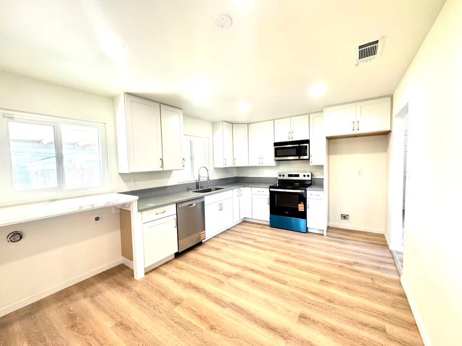 2002 N Woodridge Way, Hanford, CA 93230