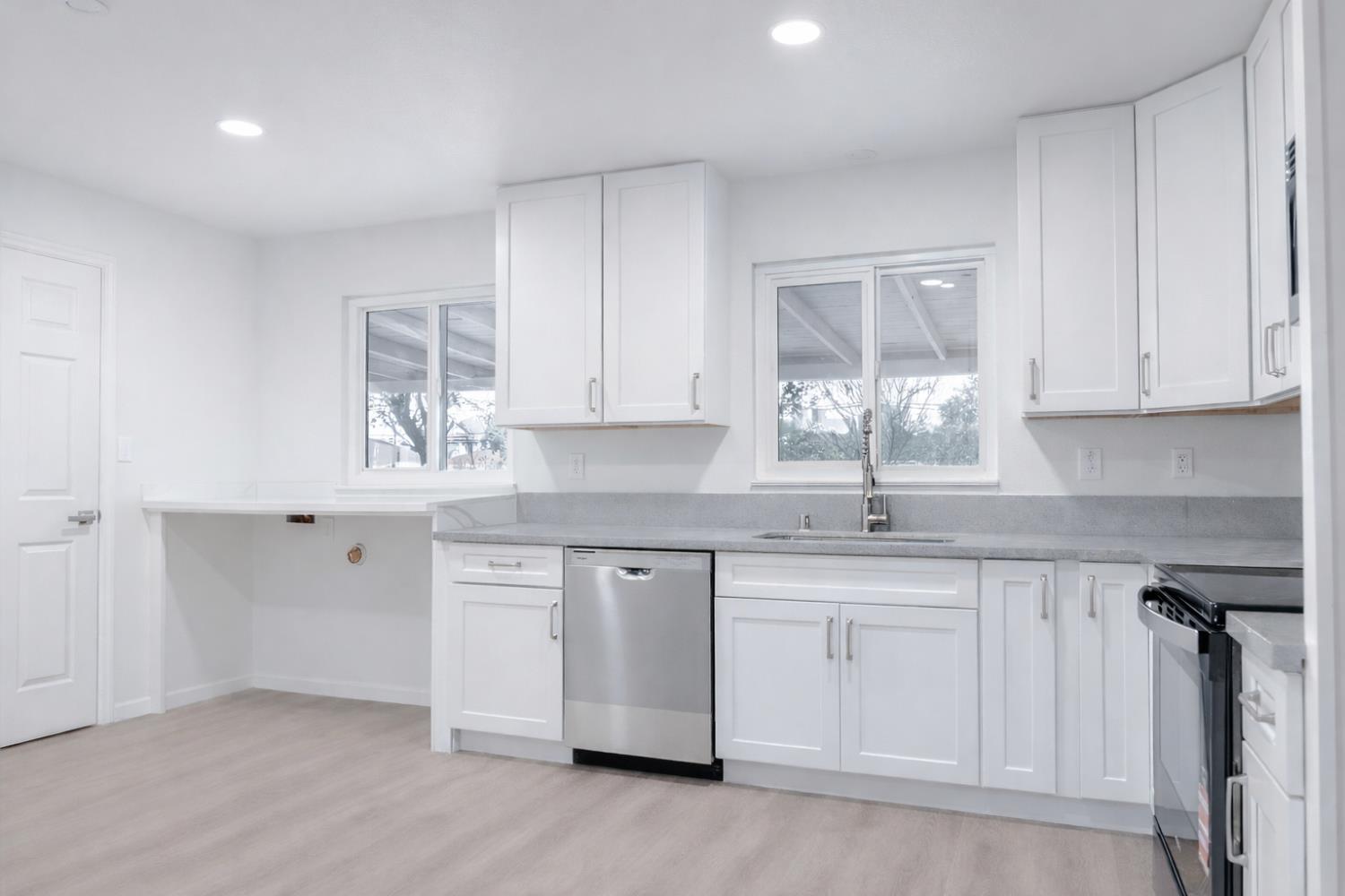 2002 N Woodridge Way, Hanford, CA 93230