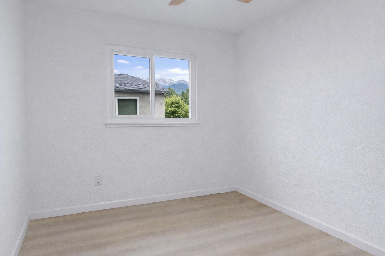 2002 N Woodridge Way, Hanford, CA 93230