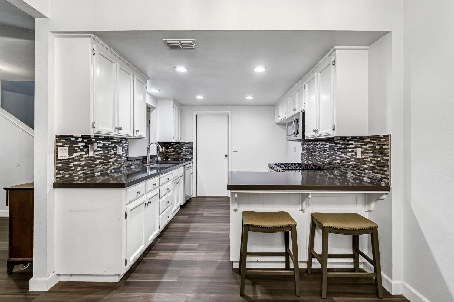 901 Valley Way, Madera, CA 93637