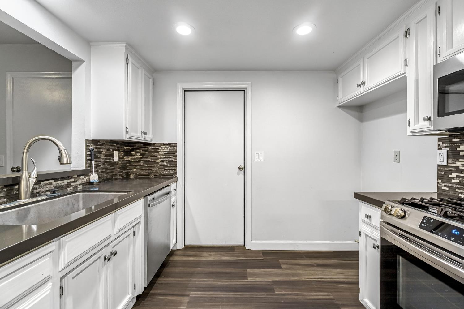 901 Valley Way, Madera, CA 93637