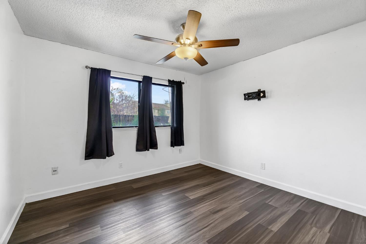 901 Valley Way, Madera, CA 93637