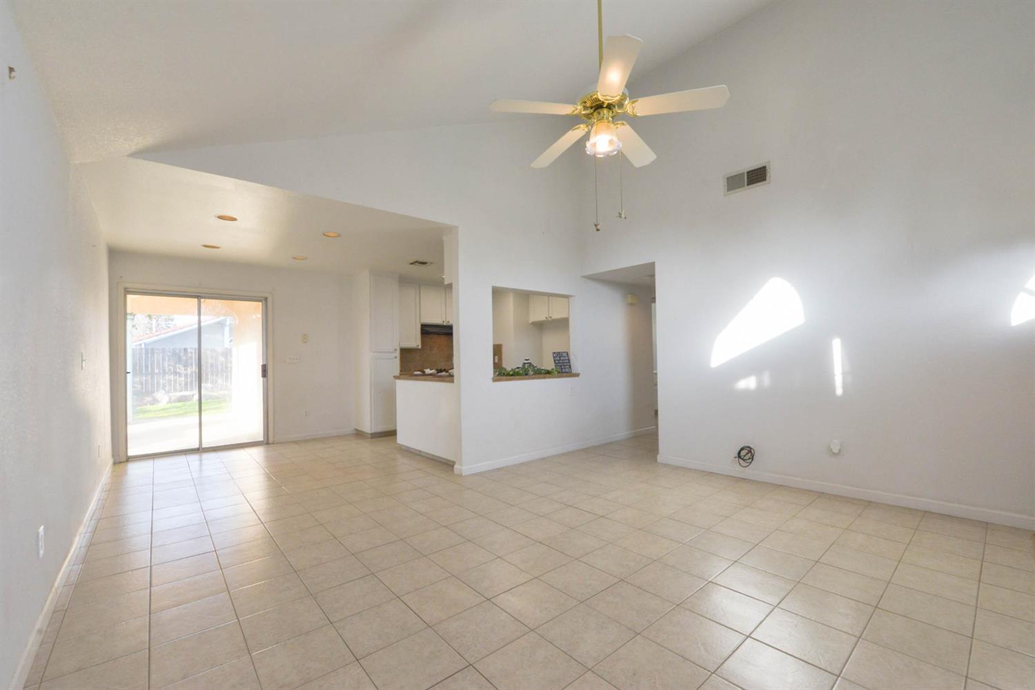 5572 W Sample Ave, Fresno, CA 93722