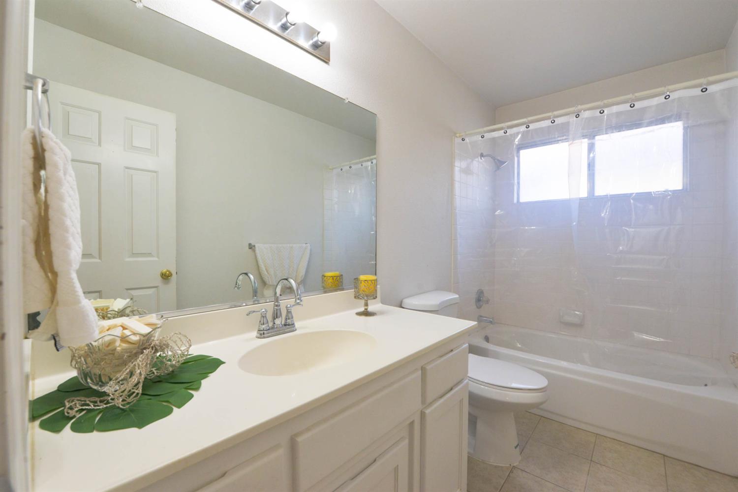 5572 W Sample Ave, Fresno, CA 93722