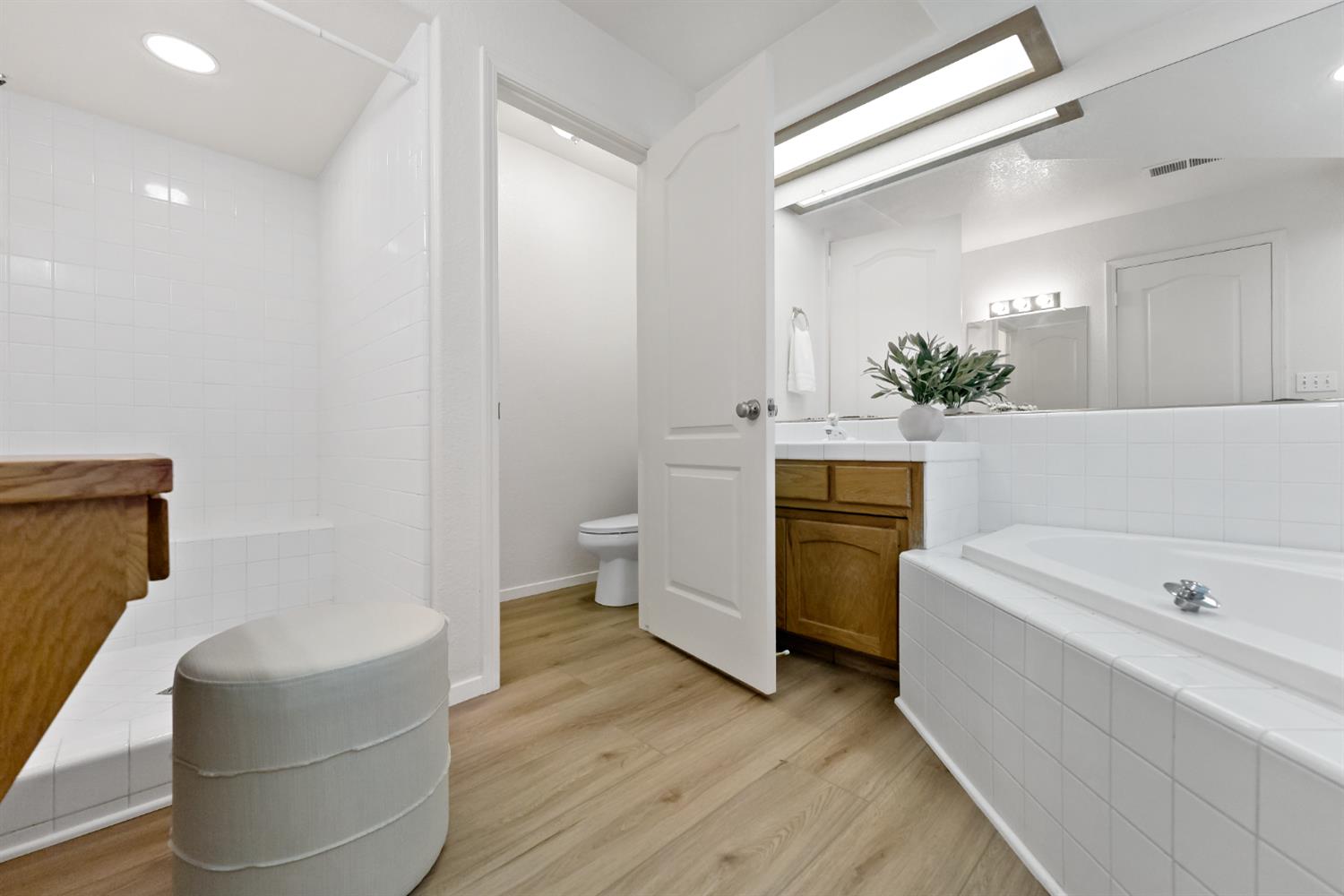 8847 N Woodrow Ave, Fresno, CA 93720