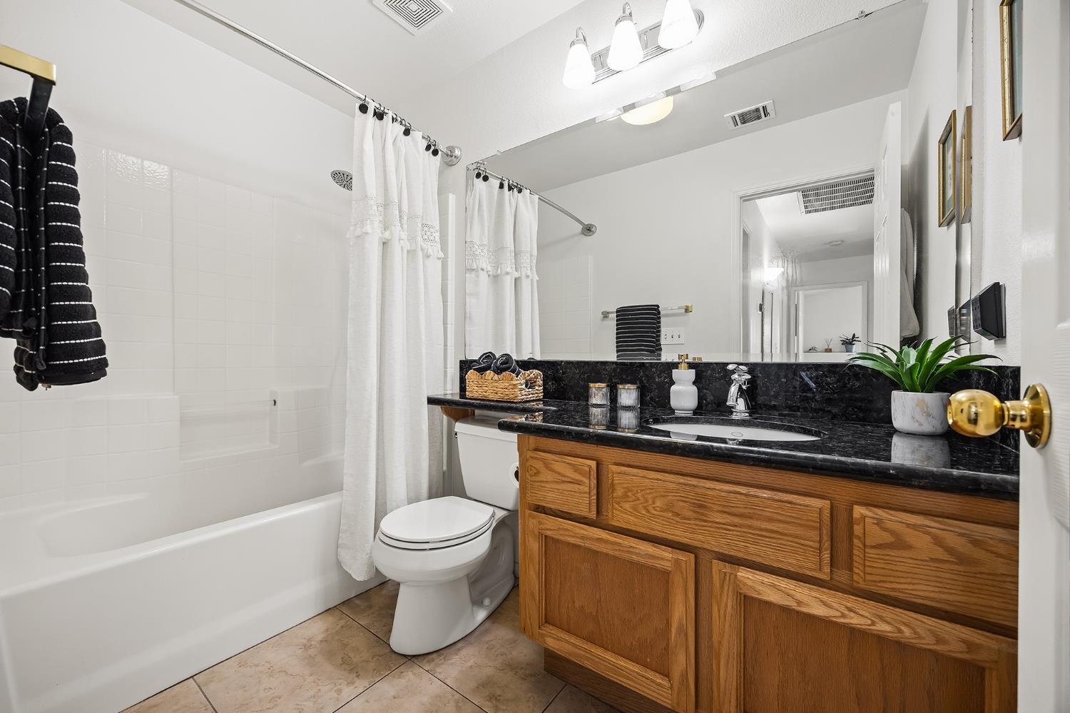 2518 Keats Ave, Clovis, CA 93611