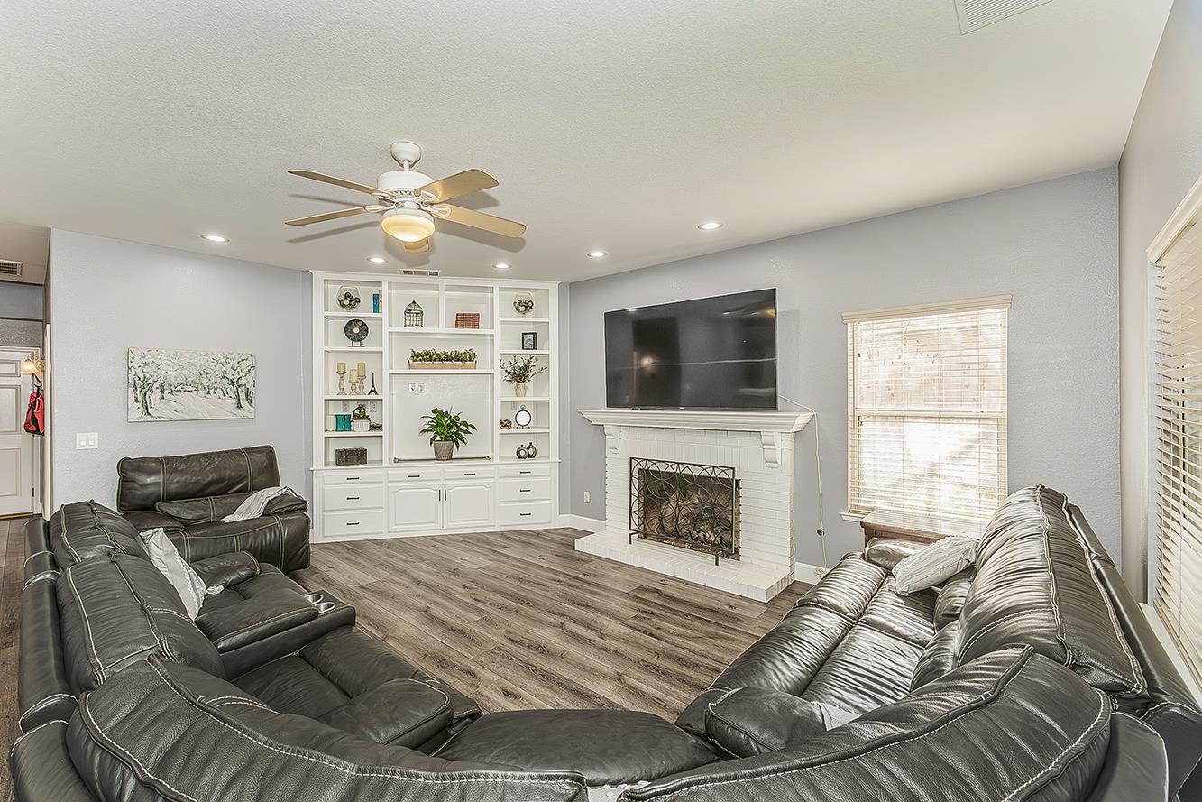 2409 SE Cottonwood Cir, Visalia, CA 93277