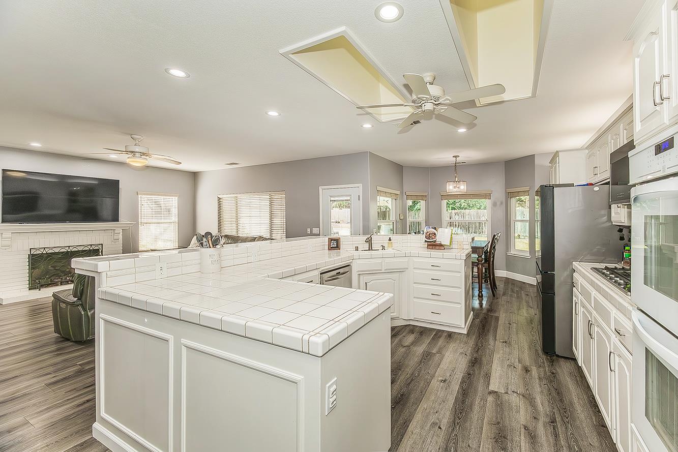 2409 SE Cottonwood Cir, Visalia, CA 93277