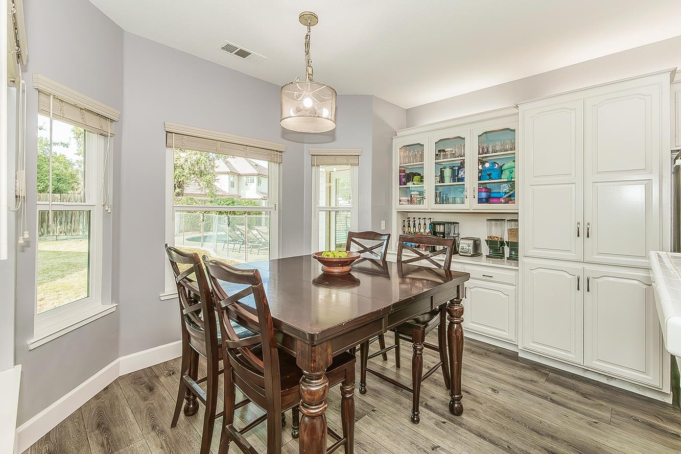 2409 SE Cottonwood Cir, Visalia, CA 93277