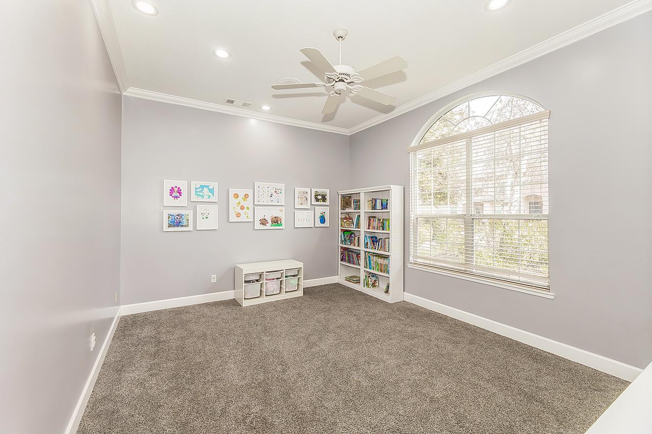 2409 SE Cottonwood Cir, Visalia, CA 93277