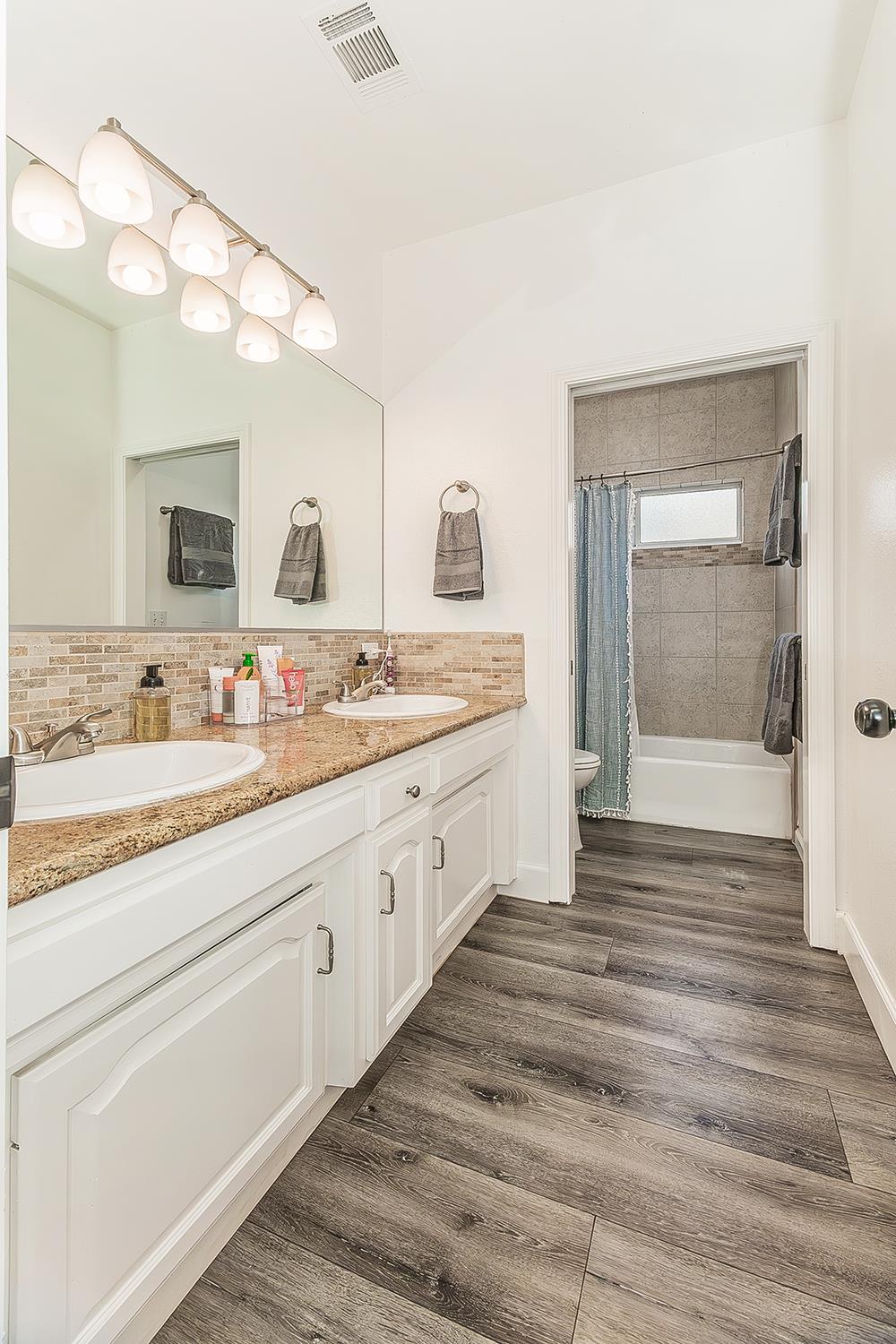 2409 SE Cottonwood Cir, Visalia, CA 93277