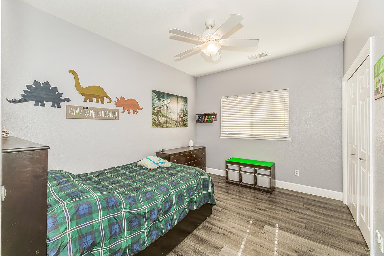 2409 SE Cottonwood Cir, Visalia, CA 93277