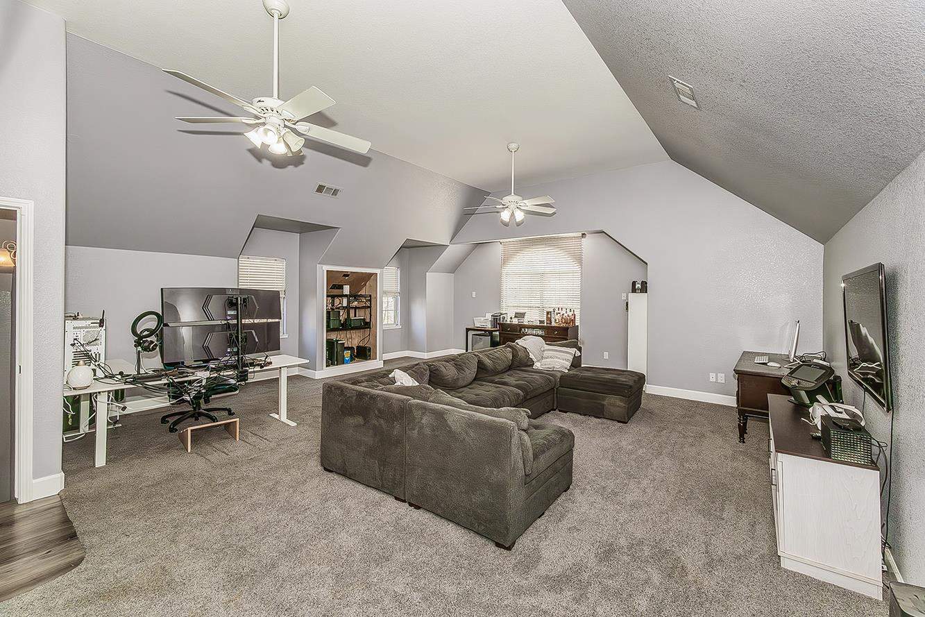 2409 SE Cottonwood Cir, Visalia, CA 93277