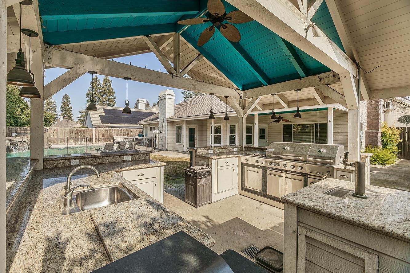 2409 SE Cottonwood Cir, Visalia, CA 93277