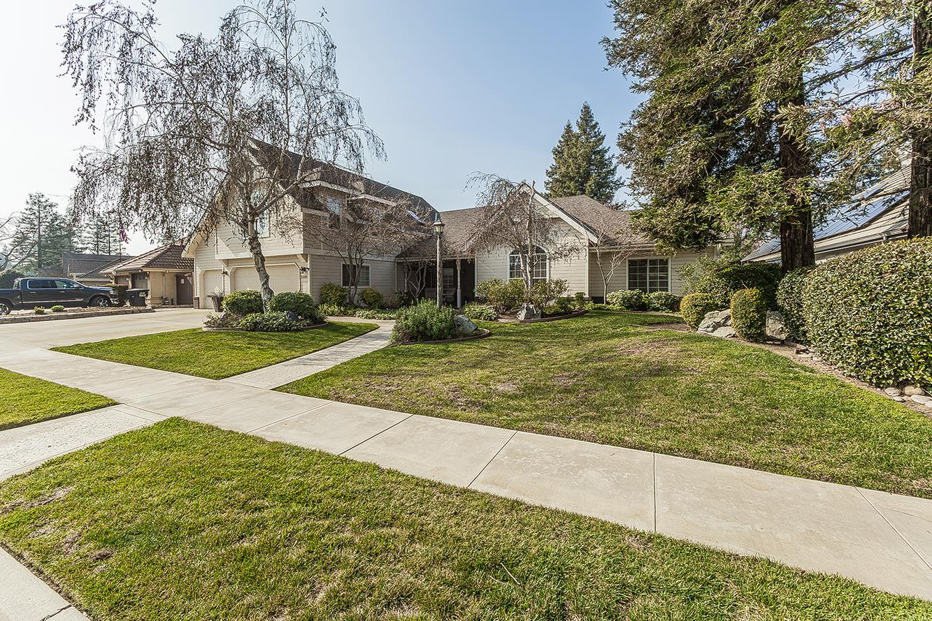2409 SE Cottonwood Cir, Visalia, CA 93277