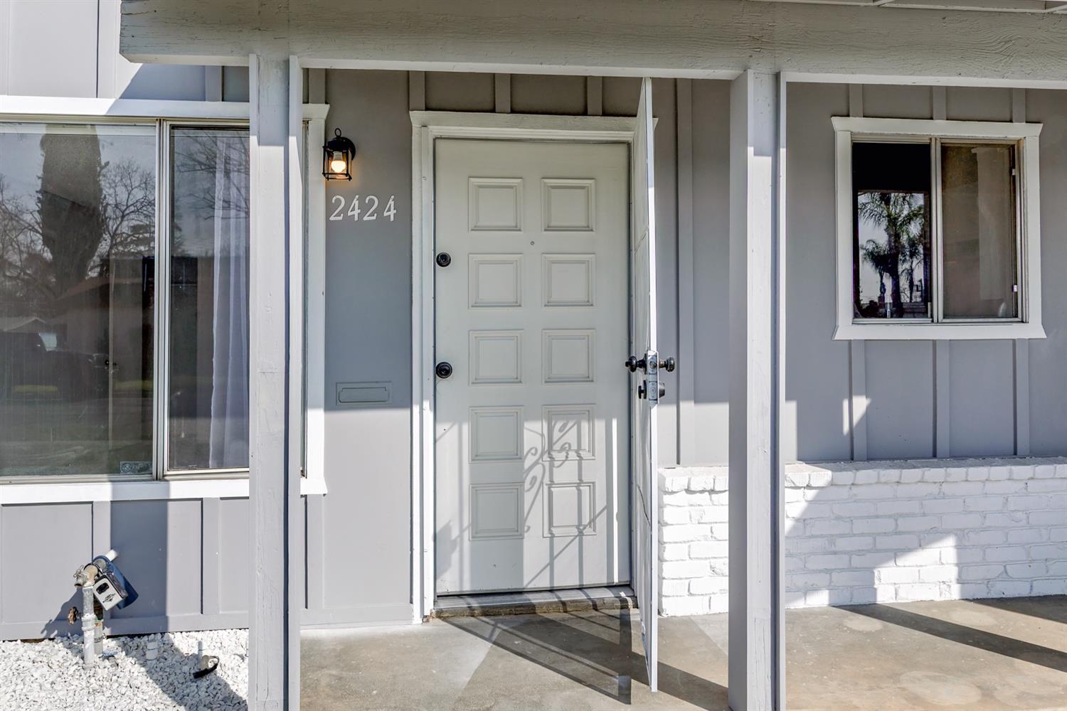 2424 W Holland Ave, Fresno, CA 93705