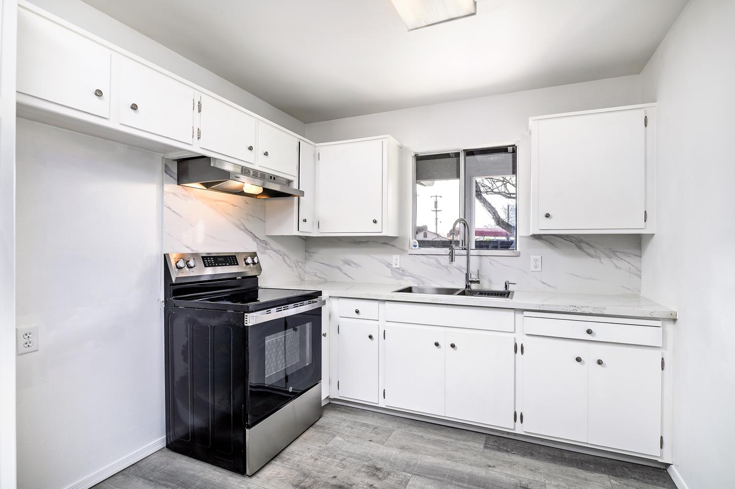 2424 W Holland Ave, Fresno, CA 93705