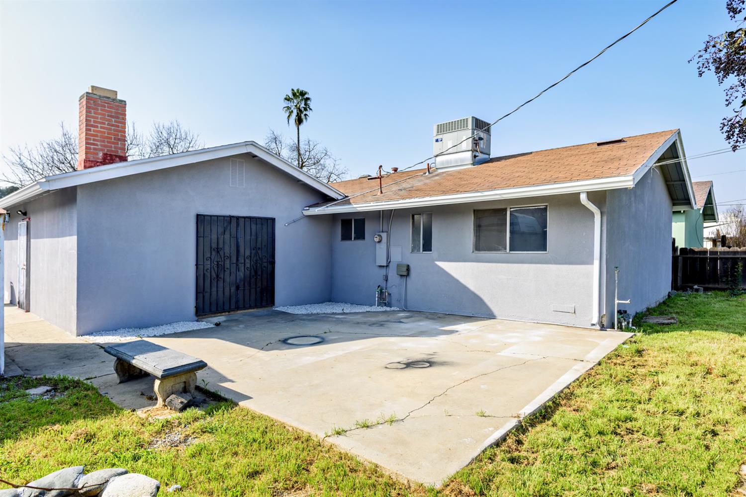 2424 W Holland Ave, Fresno, CA 93705