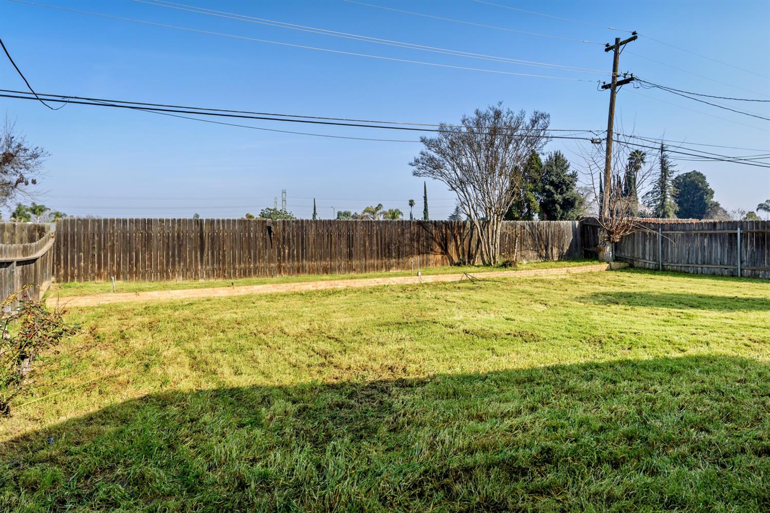 2424 W Holland Ave, Fresno, CA 93705