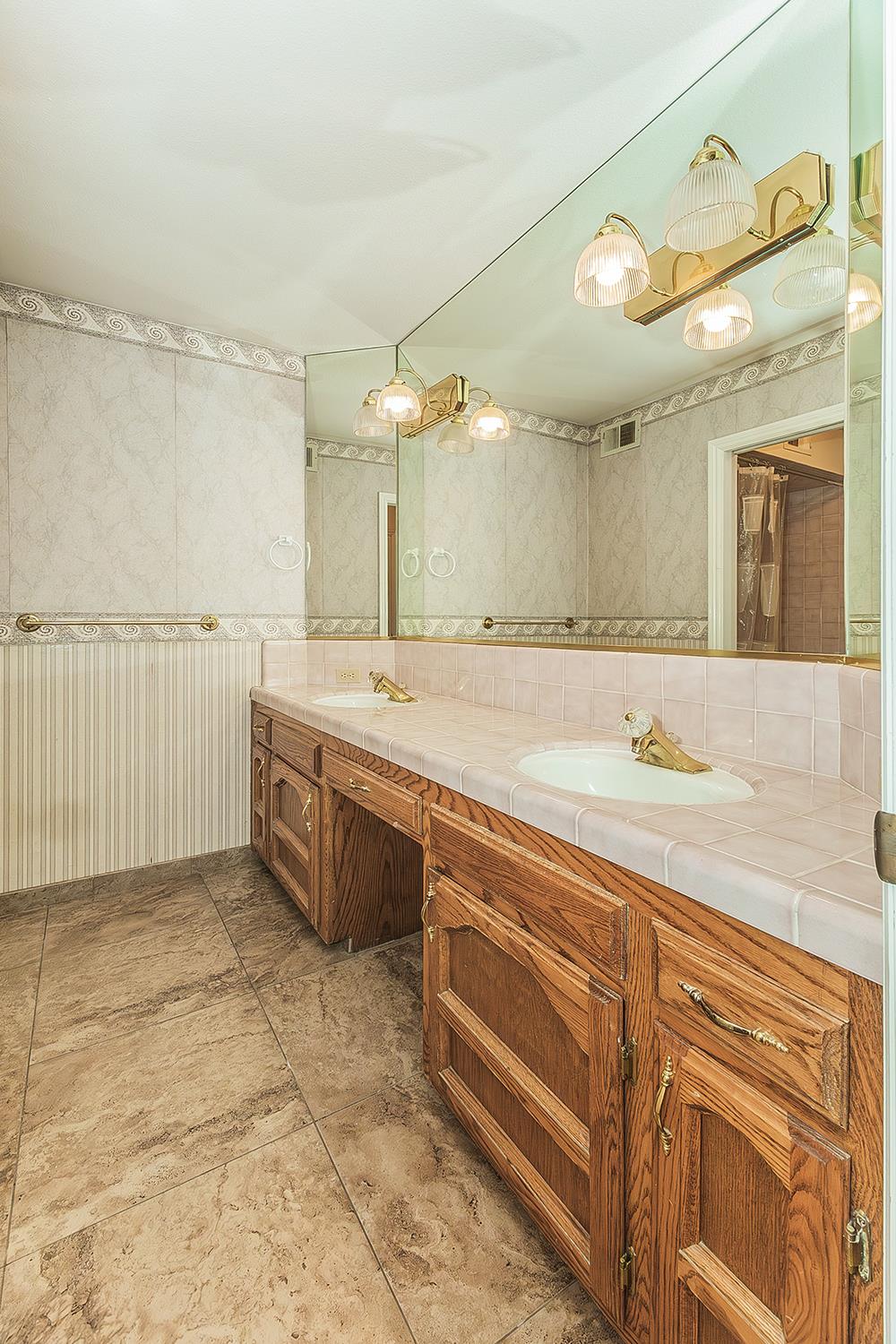 534 E Mariners Cir, Fresno, CA 93730