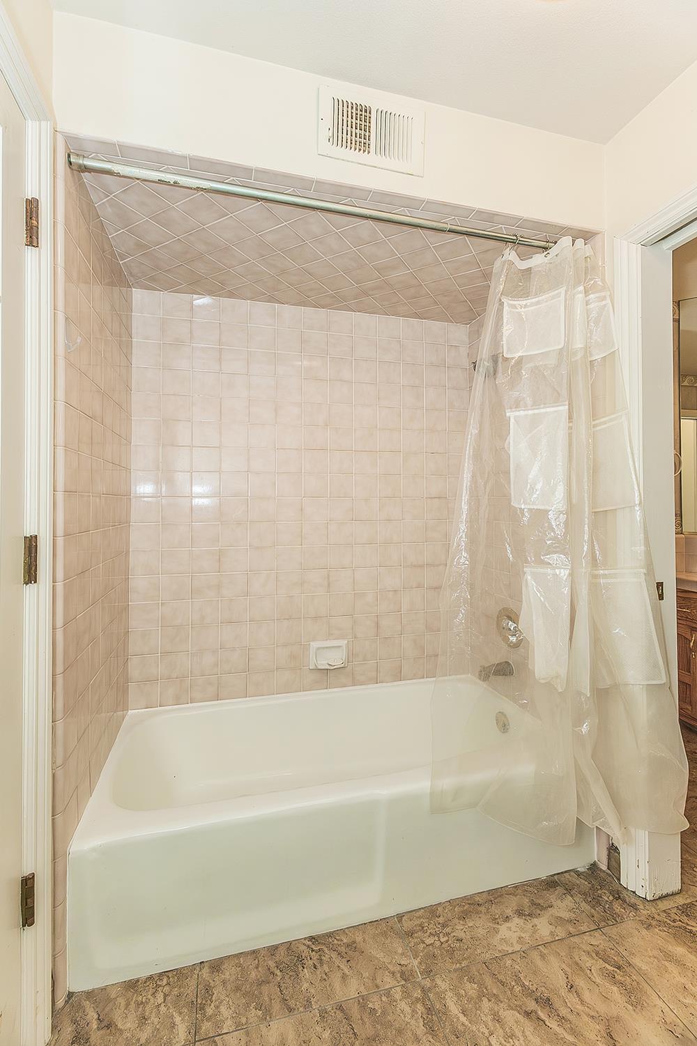 534 E Mariners Cir, Fresno, CA 93730