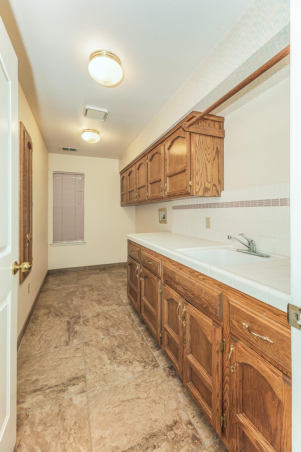 534 E Mariners Cir, Fresno, CA 93730