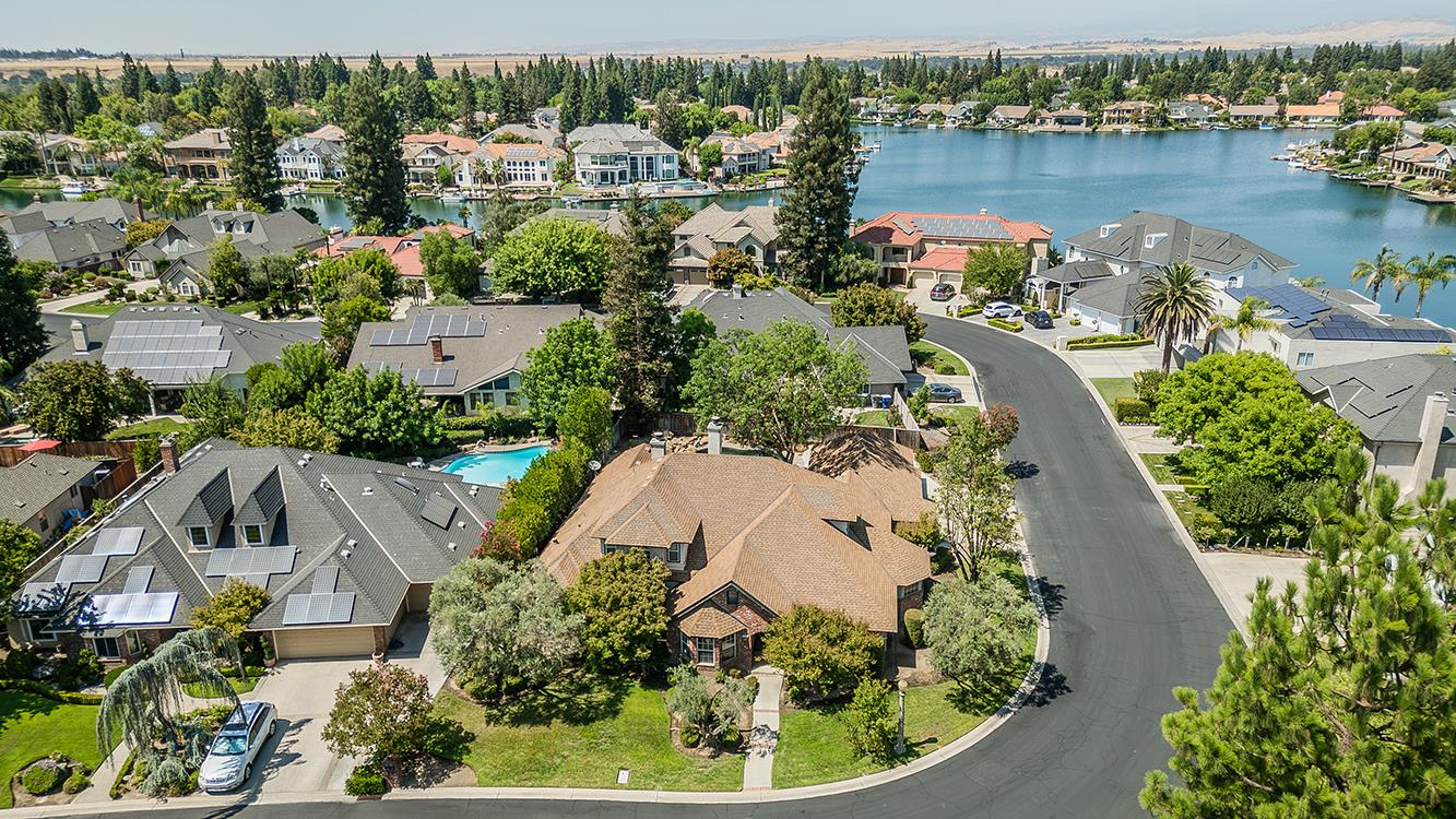 534 E Mariners Cir, Fresno, CA 93730