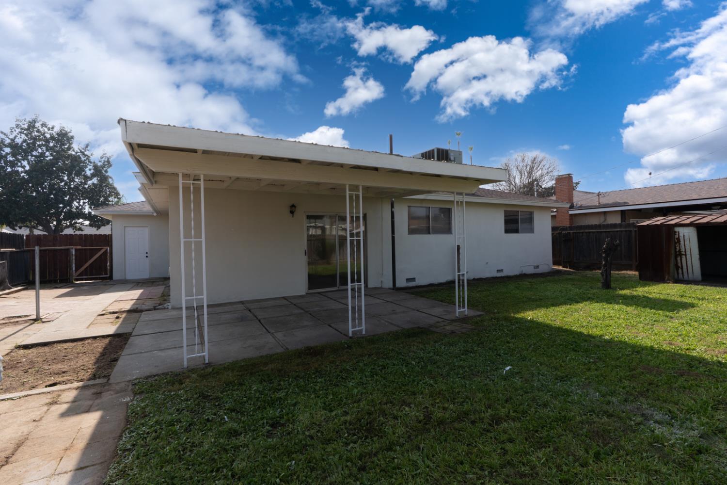 4891 E Rialto Ave, Fresno, CA 93726