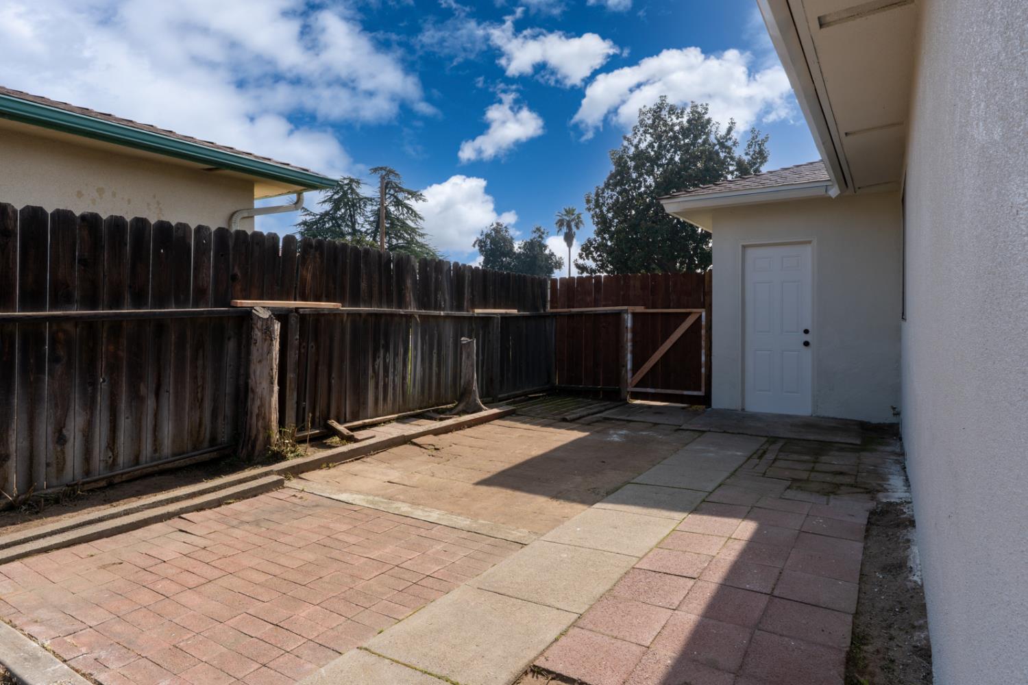 4891 E Rialto Ave, Fresno, CA 93726