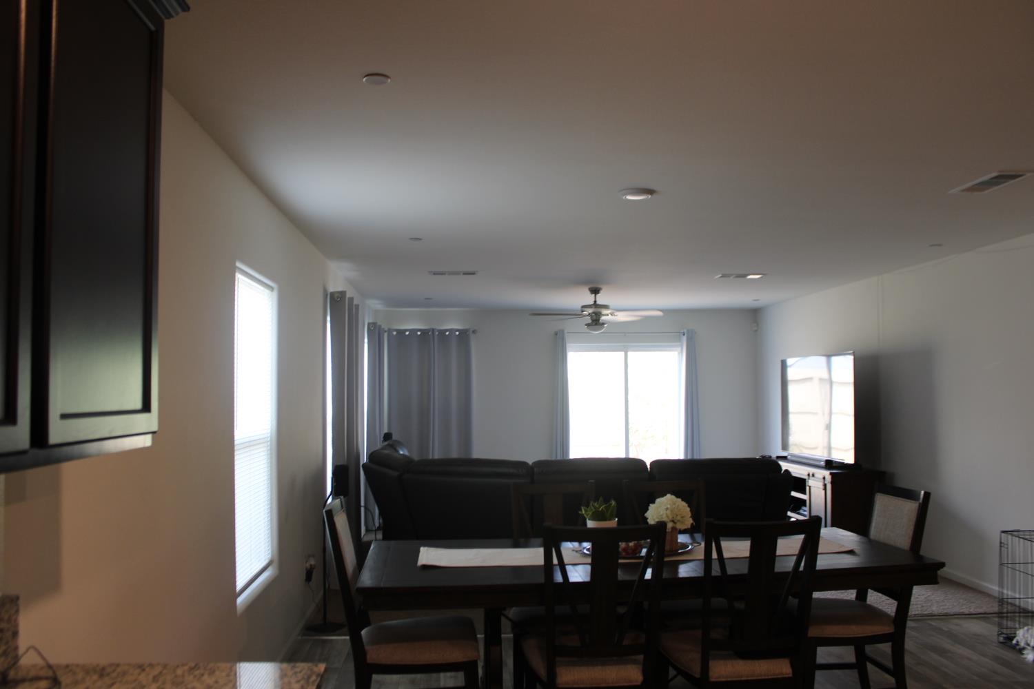 5586 E Saginaw Way, Fresno, CA 93722